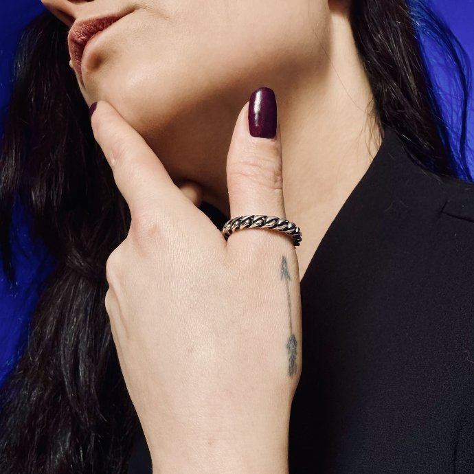 Bague en argent 925 artisanale DZIUB sur fond clair