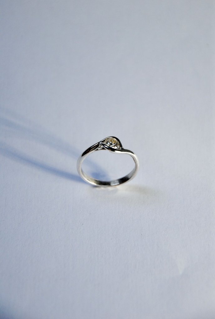 Main portant une bague en argent 925 artisanale DZIUB